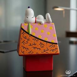 El color convierte una escena cotidiana en una declaración de optimismo. Esta figura Snoopy on Doghouse de Romero Britto reinterpreta la célebre caseta de Snoopy con una estética vibrante, reconocible al instante y pensada para destacar 