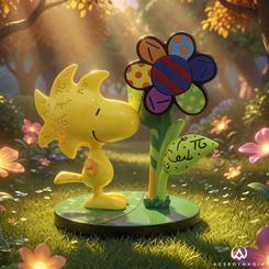 La figura mini Woodstock con flor convierte una escena sencilla en una explosión de color y personalidad. Woodstock aparece junto a una flor de gran tamaño decorada con el inconfundible lenguaje visual de Romero Britto