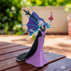 Añade un toque de magia oscura a tu colección con la figura de Yzma. Esta magnífica pieza, realizada en resina y perteneciente a la prestigiosa Disney Showcase Collection