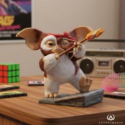 Heroísmo mogwai con guiño ochentero: Gizmo “Ready, Aim, Fire” llega en poliresina pintada a mano con gesto decidido, bandana roja y su improvisado “arco” listo para encender la mecha; el esculpido resalta el pelaje