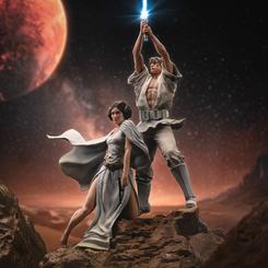 Revive la esencia épica de Star Wars con la estatua Luke and Leia Movie Poster de Iron Studios, una obra que homenajea la icónica imagen creada por Tom Jung para el póster de la película original de 1977.