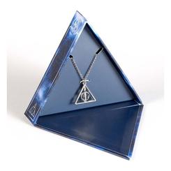 Magia icónica que se mueve contigo: el Colgante Reliquias de la Muerte – Harry Potter luce el triángulo, el círculo y la línea en un diseño metálico con centro giratorio que añade un efecto hipnótico y elegante al colgar. 