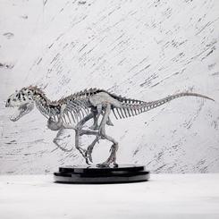 La estatua Jurassic World Indominus Rex Skeleton Bronze parece surgir de una excavación imposible, con la silueta del depredador congelada en pleno avance. Esta estatua Indominus Rex es una pieza de colección pensada para quien busca presencia
