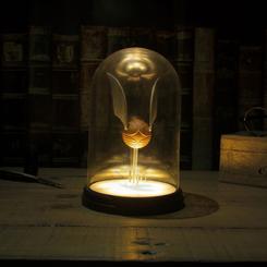 Una pequeña esfera dorada parece quedar suspendida en plena persecución, como si acabara de escapar sobre el campo de quidditch. Esta lámpara Golden Snitch Harry Potter convierte uno de los símbolos más reconocibles de la saga