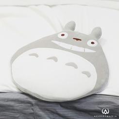 ¡Transforma tu espacio en un oasis de paz y ternura con la adorable Almohada Totoro! Inspirada en la icónica película de Studio Ghibli "Mi Vecino Totoro", esta almohada de alta calidad te invita a relajarte y disfrutar de la compañía del adorable Totoro.