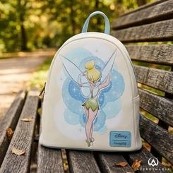 El brillo suave de la mochila Campanilla Tinker Deboss 26cm aparece como una escena suspendida en el aire, con alas translúcidas, fondo crema y nubes azules que parecen dibujadas a mano. 