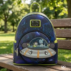 El caos interdimensional cabe en formato compacto cuando el Space Cruiser cruza el frontal de esta mochila Rick and Morty Space Cruiser Loungefly. La escena no necesita grandes efectos: basta con Rick y Morty dentro de la nave 