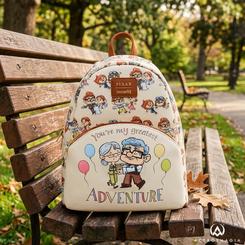 Un pequeño viaje cabe en la mochila Up Greatest Adventure 26cm cuando sus colores suaves, globos y trazos de cuento aparecen sobre el fondo crema. La mochila Up Greatest Adventure no se limita a llevar objetos: convierte una escena inolvidable