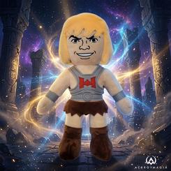 El peluche He-Man Masters del Universo entra por los ojos antes de que empiece la nostalgia. Su melena rubia, el arnés gris con emblema rojo y esa expresión decidida recuperan de inmediato la imagen del héroe clásico
