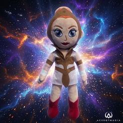 El peluche Teela Masters del Universo tiene una presencia distinta: no grita desde la vitrina, pero atrae la mirada por su mezcla de elegancia y carácter. El casco dorado, el traje blanco con detalles tostados 