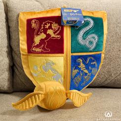 Transforma tu espacio con el encantador Cojín del Escudo de Hogwarts y la Snitch de Quidditch. Este cojín de terciopelo bordado con el escudo de Hogwarts incluye una versión de peluche extraíble de la famosa Snitch Dorada