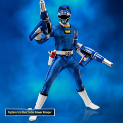 ¡Prepárate para la acción con el Blue Turbo Power Ranger de la colección FigZero de Power Rangers Turbo! Este detallado coleccionable de 30 cm, fabricado por threezero y Hasbro