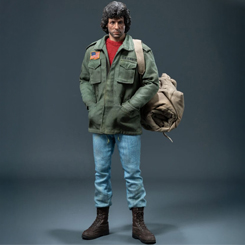 Leyenda del cine de acción en tus manos: Rambo: First Blood – Figura 1/6 John Rambo (Field Jacket) 31 cm llega para elevar cualquier vitrina de coleccionismo. Esta figura articulada