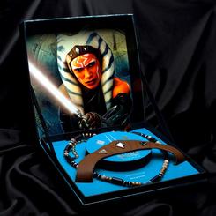 Descubre el Legado de Ahsoka Tano: ¡Un Conjunto de Caja de Coleccionista! Posee una pieza de la historia de Star Wars con el icónico collar y tiara de Ahsoka Tano, meticulosamente elaborados y elegantemente presentados