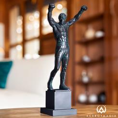 Rocky Balboa, ícono del cine, leyenda del deporte y héroe americano, llega a tu colección con esta increíble estatua de resina de 30 cm. Basada en la majestuosa estatua de bronce creada en 1980 para la película Rocky III