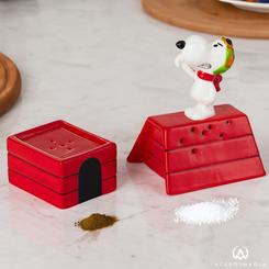 Convierte cada comida en una aventura con los saleros y pimenteros apilables de Snoopy, el As Volador de Peanuts. Este set apilable forma la icónica caseta roja de Snoopy