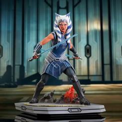 Celebra la grandeza de Ahsoka Tano con esta exquisita estatua de la línea *Milestones* de *Star Wars: The Clone Wars*. Con una altura de 30 cm, esta obra maestra de poliresina captura cada detalle de la icónica heroína Jedi.