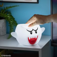 Haz que la oscuridad cobre vida con esta simpática y traviesa lámpara de silicona Boo SquishyGlo, inspirada en el icónico fantasma del universo Super Mario. Con una altura aproximada de 14 cm