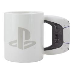 La taza 3D PlayStation PS5 lleva el diseño del mando DualSense directamente a tus momentos de descanso. Su silueta blanca, los detalles negros y el asa con forma de controlador crean un efecto tridimensional reconocible al instante