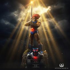 La estatua Lion-O ThunderCats impone desde el primer vistazo, con la Sword of Omens alzada y una postura que convierte cualquier estantería en un pequeño altar de aventura clásica. 