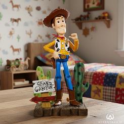 Un icono del cine animado cobra vida con esta Toy Story Master Craft Statue Sheriff Woody de 44 cm, una pieza de colección oficial de Beast Kingdom que irradia carisma y presencia en cualquier vitrina.