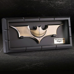 Expositor de pared realizado en madera del Batarang de Batman. Producto Oficial de Noble Collection.