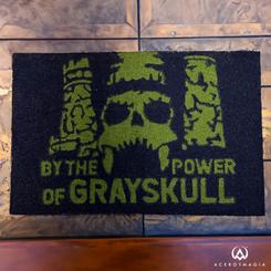 Imagina llegar a casa y ser recibido por el emblemático lema "By the Power of Grayskull" cada vez que pisas tu felpudo. Este precioso felpudo, inspirado en la mítica serie de Masters del Universo