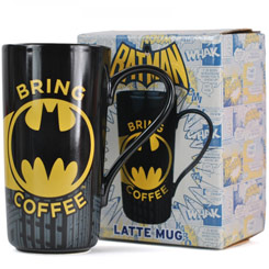 Taza Latte Macchiato oficial de Warner con el motivo de Batman Bring Coffee, realizada en gres con una capacidad de 0,50 litros, incluye grabados en el exterior.