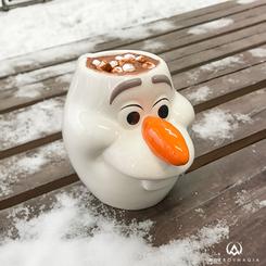 ¡Deja que la magia de Frozen se derrita en tus manos con la Taza Oficial con la forma de Olaf! Esta encantadora pieza, moldeada en cerámica con una capacidad generosa de 0,46 litros, te sumergirá en el mundo mágico de Disney Frozen.