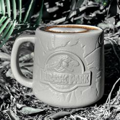 Descubre la taza oficial con relieve inspirada en la mítica saga de Jurassic Park, una joya cerámica que te sumerge en el emocionante mundo de los dinosaurios de una manera única.