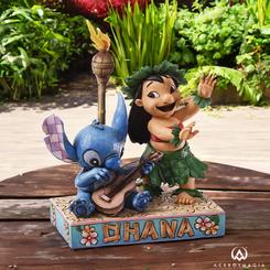 Adéntrate en la fascinante mezcla de magia y tradición con la cautivadora figura de Lilo y Stitch, inspirada en la película de culto de Walt Disney. Con una altura cercana a los 20 cm