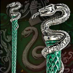 Réplica Oficial del bolígrafo de la casa Slytherim. “Terminarás en Slytherim donde harás tus verdaderos amigos. Son gente astuta que utiliza cualquier medio para lograr sus fines”.