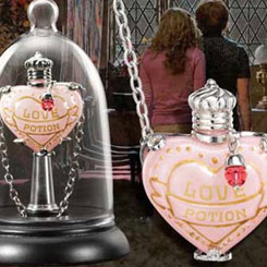 Colgante oficial Love Potion realizado a imagen y semejanza al aparecido en la saga de Harry Potter. El colgante ha sido terminado finamente reproduciendo el frasquito de la pócima de amor.