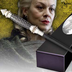 Espectacular y realista réplica oficial de la varita de Narcissa Malfoy con motivo de la película Harry Potter, Las Reliquias de la Muerte (Harry Potter and the Deathly Hollow). Viene en caja de regalo.