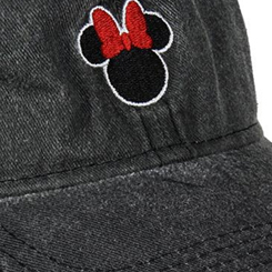 Gorra con el bordado de Minnie Mouse basada en el famoso personaje de la factoría Disney Disfruta con esta gorra para celebrar el 90 aniversario de uno de las ratonas más famosas de la gran pantalla. 