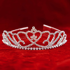 Preciosa tiara Fantasy, esta tiara está realizada en metal con incrustaciones de piedras transparentes como en los cuentos de hadas. Tiene unas dimensiones aproximadas de 14 x 13 x 4 cm.