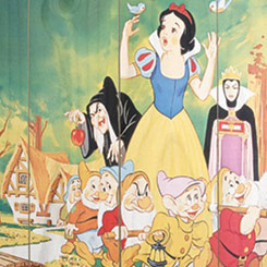 Mágico Póster realizado en madera de Blancanieves y los Siete Enanitos, el Póster tiene un tamaño aproximado de 40 x 60 cm., decora tu espacio preferido con un toque retro.