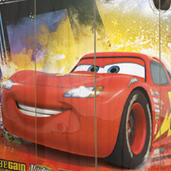 Espectacular Póster realizado en madera de Cars, el Póster tiene un tamaño aproximado de 40 x 60 cm., decora tu espacio preferido con un toque retro con este lienzo realizado en madera de uno de las joyas de Pixar - Disney