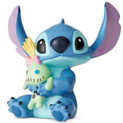 Tierna figura de Stitch basada en la película Lilo & Stitch del año 2002 de Walt Disney. Esta preciosa figura vemos a Stitch con Scrump, la figura tiene unas dimensiones aproximadas de 6 x 9 x 6 cm.,