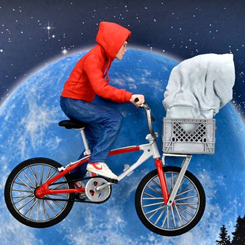 Celebra el 40 aniversario de E.T. El extraterrestre y revive la magia de este querido clásico en tu propia colección. Con esta figura interactiva, podrás ver a E.T. y a Elliott sobre la icónica bicicleta