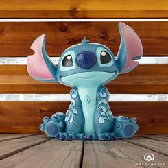 Adéntrate en el encantador mundo de Lilo & Stitch con esta cautivadora figura de Stitch. Inspirada en la película del año 2002 de Walt Disney, esta figura captura perfectamente la esencia del travieso y adorable personaje