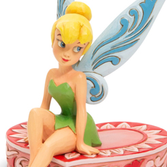 Preciosa figura de Campanilla sentada en el corazón con una altura aproximada de 13 cm., disfruta del hada más famosa de la factoría Disney rememorando una de las escenas de la película de Peter Pan.