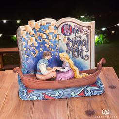 Déjate cautivar por la magia de un clásico de Disney con esta figura encantadora de Rapunzel y Flynn de "Enredados". Basada en la inolvidable película de Walt Disney