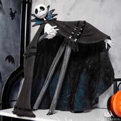 Descubre la impresionante figura oficial de Jack Skellington Deluxe, inspirada en el icónico protagonista de Pesadilla antes de Navidad. Esta pieza, realizada en resina de alta calidad y pintada a mano