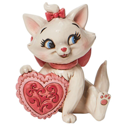 Figura de la gatita Marie del clásico Disney “Los Aristogatos” elaborada por el artista Jim Shore. En esta figura que tiene una altura aproximada de 9 cm.,  se ha mezclado la magia de las figuras de Walt Disney