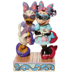 Divertida figura de Minnie & Daisy Fashionistas. Con esta figura con unas medidas aproximadas de 14 x 10 x 6,5 cm., se ha mezclado la magia de las figuras de Walt Disney con el arte Heartwood Creek 