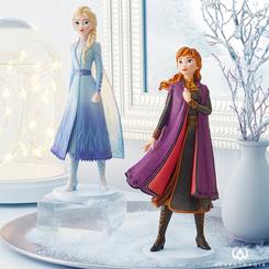 Descubre la magia de *Frozen II* con estas figuras detalladas de Ana y Elsa de la línea Enchanting Disney Collection. Con una altura aproximada de 22 cm, cada pieza está cuidadosamente elaborada en poliresina