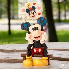 Adéntrate en un mundo de ternura y romance con la cautivadora figura de Mickey Mouse perdido en sus pensamientos sobre Minnie. El renombrado artista Jim Shore ha dado vida a esta figura con una estatura de aproximadamente 17,5 cm