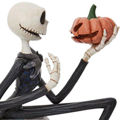 Sentado sobre una lápida, Jack Skellington tiene un momento de ser o no ser con una linterna. Ojo a ojo, sostiene una calabaza como una calavera y contempla todas las cosas de Halloween.