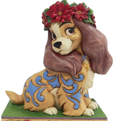 Lady, la majestuosa Cocker Spaniel, lleva una corona de acebo en este encantador relieve de Jim Shore. Su cuello azul clásico se combina con un hermoso rosemaling que baja por su abrigo. 